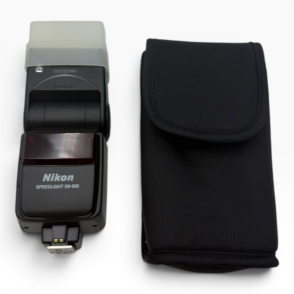 Nikon Speedlight SB-600 Shoe Mount Flash with Case